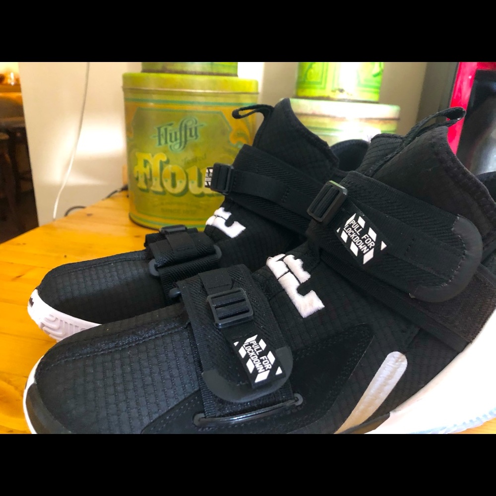 Nike Lebron Soldier XIII Unisex men's size 7.5